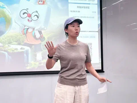 Susie delivering "Travel with Parents".