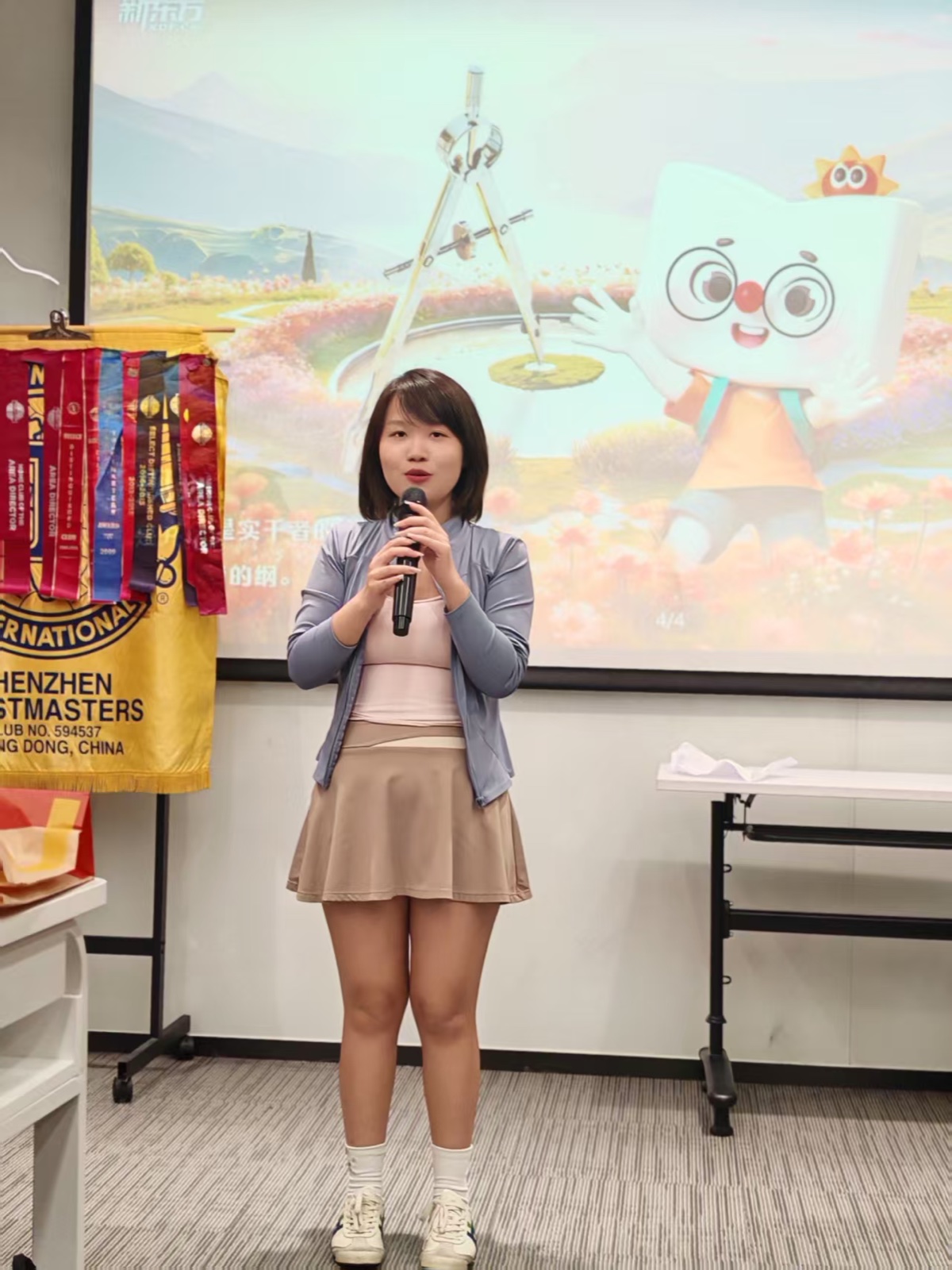 Zhouzhou, a guest, at the microphone.
